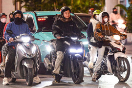 Xe máy bật đèn chiếu xa khi gặp người đi bộ qua đường bị phạt bao nhiêu tiền?