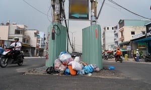 Cột điện, lô cốt gây mất an toàn giao thông tại dự án trọng điểm ở TP.HCM
