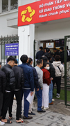 Xếp hàng dài chờ đổi giấy phép lái xe, nhiều người quay về vì hết lượt