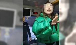 Hướng dẫn viên dọa đuổi du khách ra giữa trời tuyết nếu không mua hàng