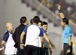 Trọng tài sai rành rành vẫn được khen đúng, V.League phải học Ngoại Hạng Anh