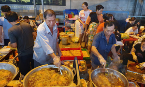 Tháng Giêng xếp hàng ăn đậu hủ vàng chấm muối hẹ ở TP.HCM