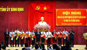 Bình Định: Công bố 7 Sở mới, 13 lãnh đạo chủ chốt nghỉ hưu