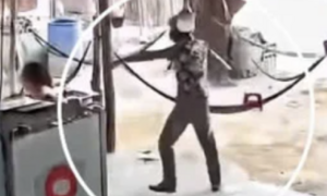 Người phụ nữ đang rửa chén bị nam thanh niên đánh tới tấp, ngất xỉu