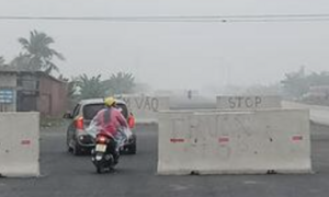 Phớt lờ cảnh báo, loạt phương tiện vô tư 'vượt rào' vào đường đang thi công