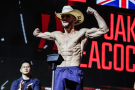 Cao thủ cụt tay đấm gục đối phương