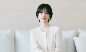 Sao Hàn 22/2: Song Hye Kyo đẹp 'không tuổi', Lee Ji Ah cắt đứt quan hệ với bố mẹ