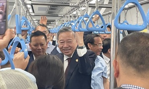 Tổng Bí thư Tô Lâm đi Metro số 1, trò chuyện cùng người dân TP.HCM