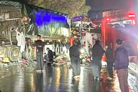 Xe giường nằm đâm ô tô đầu kéo trong đêm, 3 người chết, nhiều người bị thương