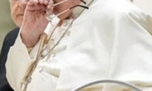 Giáo hoàng Francis nguy kịch, phải bổ sung oxy và truyền máu