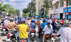 Tự chặn xe điều phối giao thông trước cổng trường có bị phạt? 