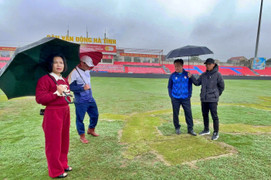 Mặt cỏ quá xấu không kịp khắc phục, CLB Hà Tĩnh mượn sân Vinh thi đấu