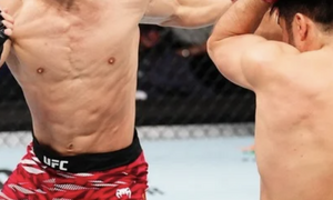 Vô tình chọc vào mắt đối thủ, 'cậu bé kungfu' chiến thắng không vẻ vang