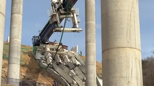 Giây phút cầu đường bộ đổ sập ở Hàn Quốc, 10 người thương vong