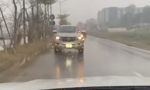 Nguy hiểm ô tô đi ngược chiều trong mưa 