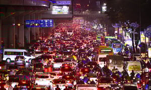 Đường Hà Nội kẹt cứng, người dân chật vật về nhà trong mưa rét