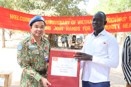Bác sĩ quân y Việt Nam tặng quà cho người dân Nam Sudan