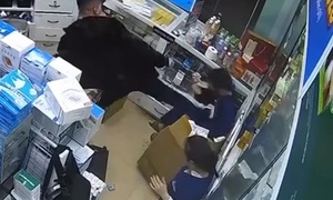 Hà Tĩnh: Công an xác minh vụ gã đàn ông xông vào quầy thuốc hành hung nữ dược sỹ