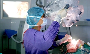 Người mở đường đưa kỹ thuật 'vừa mổ não vừa trò chuyện với bác sĩ' về Việt Nam