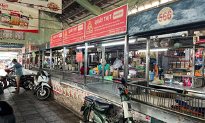 Ế khách, tiểu thương bán thịt heo ở chợ truyền thống bỏ sạp