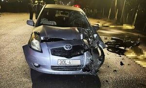 Xe máy va chạm ô tô ở Hà Nội, 3 thanh niên tử vong