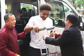 Nguyễn Xuân Son chống nạng dự lễ trao giải Quả bóng vàng Việt Nam