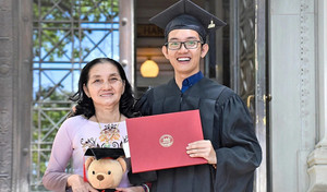 Chàng trai 4 lần trở thành thủ khoa vì ước mơ của mẹ