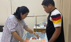 Lần đầu làm mẹ ở tuổi 53: Hành trình gian nan và hạnh phúc vỡ òa