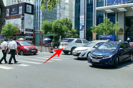 Ô tô quay đầu đè lên vạch dành cho người đi bộ bị phạt bao nhiêu tiền?