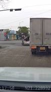 Xe máy lao như bay, đâm ngang đầu ô tô