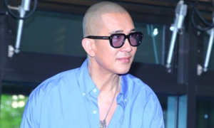 Sao Hàn 1/3: DJ Koo đau buồn đến tuyệt thực, Lisa ám ảnh fan cuồng rình mò ở nhà