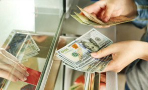 Tiền gửi tiết kiệm bằng ngoại tệ hay VND có lãi suất cao hơn?