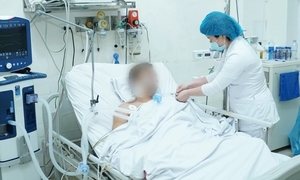 Bất ngờ đổ gục khi đang chờ khám bệnh