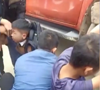 Giải cứu nam sinh lớp 5 mắc kẹt dưới gầm xe ô tô bán tải 