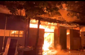 100 cảnh sát căng mình dập tắt đám cháy 5 ngôi nhà ở Vĩnh Phúc