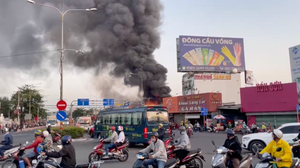 Nhà xưởng chứa đồ gia dụng ở TP.HCM bốc cháy ngùn ngụt