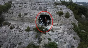 Sợ động đất, người đàn ông bỏ nhà tới sống trong hang