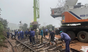 Hơn 100 người xuyên đêm cứu hộ tàu hàng bị lật ở Hà Tĩnh