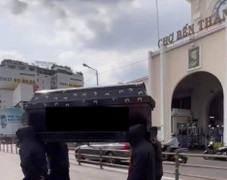 Nhóm thanh niên khiêng quan tài trước chợ Bến Thành gây phẫn nộ