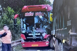 Chở người giúp tàu hỏa vừa gặp nạn, ô tô khách đối đầu với xe tải