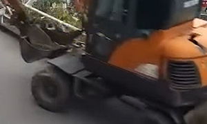 Giây phút xe máy xúc rơi xuống bờ kè tại Quảng Ninh