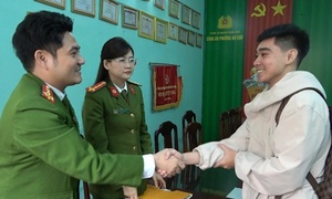 Nhận 219 triệu chuyển khoản nhầm, nam sinh viên nhờ công an tìm người trả lại