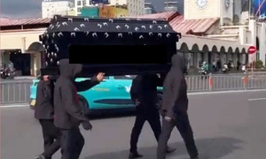 Công an làm việc với nhóm thanh niên khiêng quan tài trước chợ Bến Thành