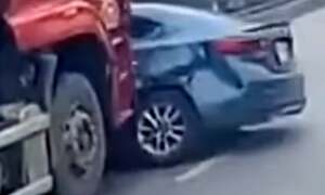 Vượt ẩu kiểu 'điền vào chỗ trống', ô tô bị tông xoay ngang đường