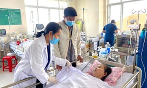 Chồng phụ hồ vét sạch túi cũng không đủ tiền cứu vợ