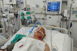 Vợ nguy kịch, chồng gõ cửa từng nhà vay tiền trong tuyệt vọng