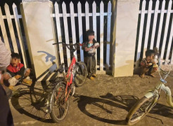 Xúc động câu chuyện 3 cháu nhỏ đạp xe gần 50km tìm cha