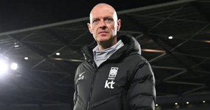 Đối thủ của tuyển Việt Nam thuê HLV từng làm tài xế xe buýt, chuyên bóng đá nữ 