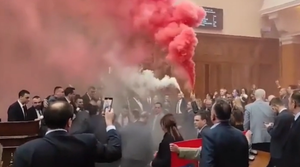 Phe đối lập Serbia ném lựu đạn khói trong phiên họp quốc hội