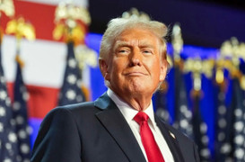 Ông Trump miễn trừ thuế nhập khẩu ô tô từ Canada và Mexico thêm 1 tháng